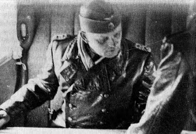 C. G. Sweeting 58. Baur (esquerda) e seu engenheiro de voo, Max Zintl, na cabina do Condor Fw 200 de Hitler verificando o mapa antes de um voo de volta a Rastenburg. esmoreceu.