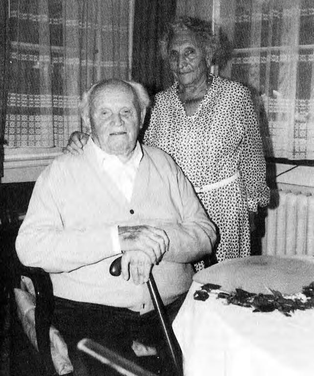 75. Baur e sua terceira esposa, Centa Baur, pouco antes de sua morte, em 17 de fevereiro de 1993, aos 95 anos. Nos últimos anos de vida, ele ficou quase cego, mas permaneceu ativo e lúcido.