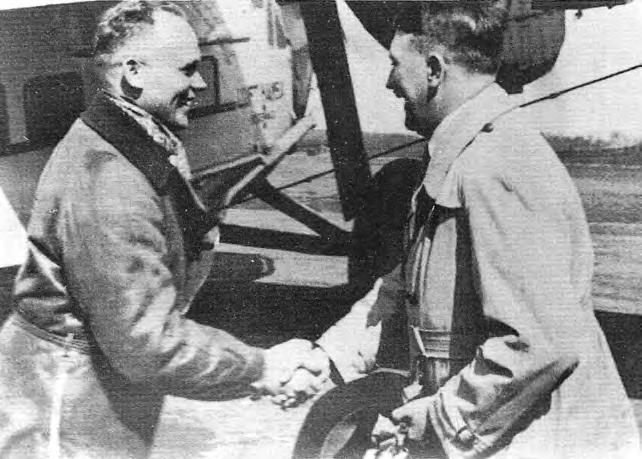 12. Baur cumprimenta Adolf Hitler (à direita) no dia 3 de março de 1932, antes da decolagem do primeiro voo de sua campanha eleitoral pela Alemanha.