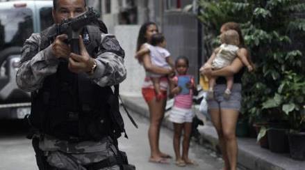 No Rio assim como Recife cenas de guerra e assassino configuram um estado de exceção Policial assim como traficante se transformam em killable