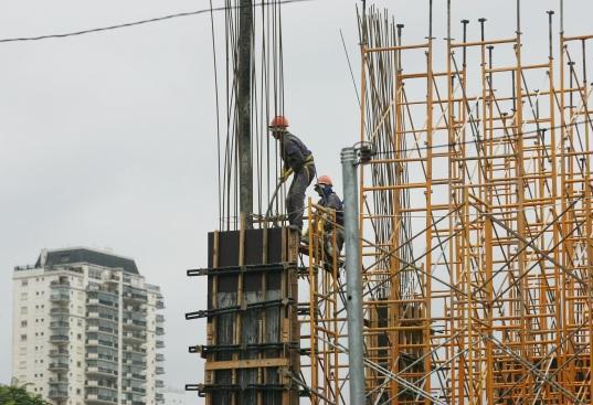 enorme impacto sobre a estrutura da sociedade, num processo de transformação acompanhado por notável evolução tecnológica.