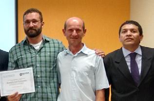 Coluna do Trabalhador Gelso Fernandes (o primeiro à direita), ao lado do presidente do SITRATUH, Anésio Schneider, na entrega do prêmio Setur.