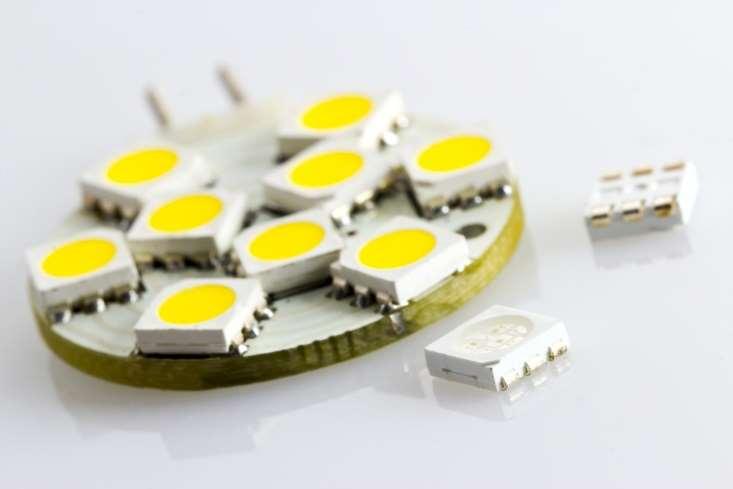 1.2 Brilho e vida útil dos módulos LED Embora os LEDs prometam a vida útil mais longa de todos os tipos de iluminação em condições operacionais favoráveis, as propriedades físicas das substâncias