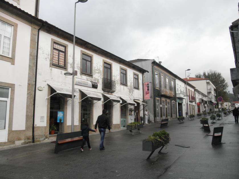 A área central da Vila de Paredes de Coura tem, desde 1999, sido objeto de algum investimento, quer público, quer privado, sendo o mais relevante os projetos desenvolvidos no âmbito do PROCOM