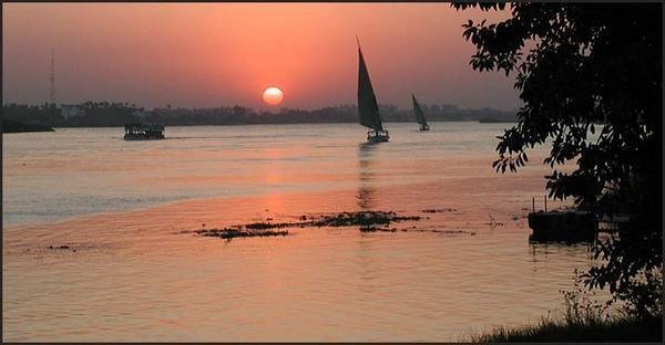 O NILO O Nilo é o maior rio do Mundo, com um curso de 6 700 Km, desde a sua