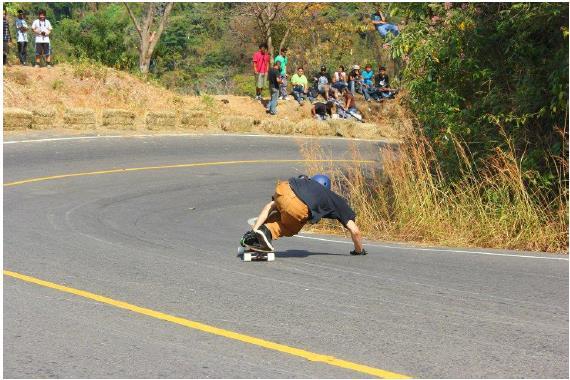FIGURA 1: Atividade de Downhill na Cidade de Jayaque (El Salvador) Fonte: Página de Joaquin Aragon no Facebook 1.