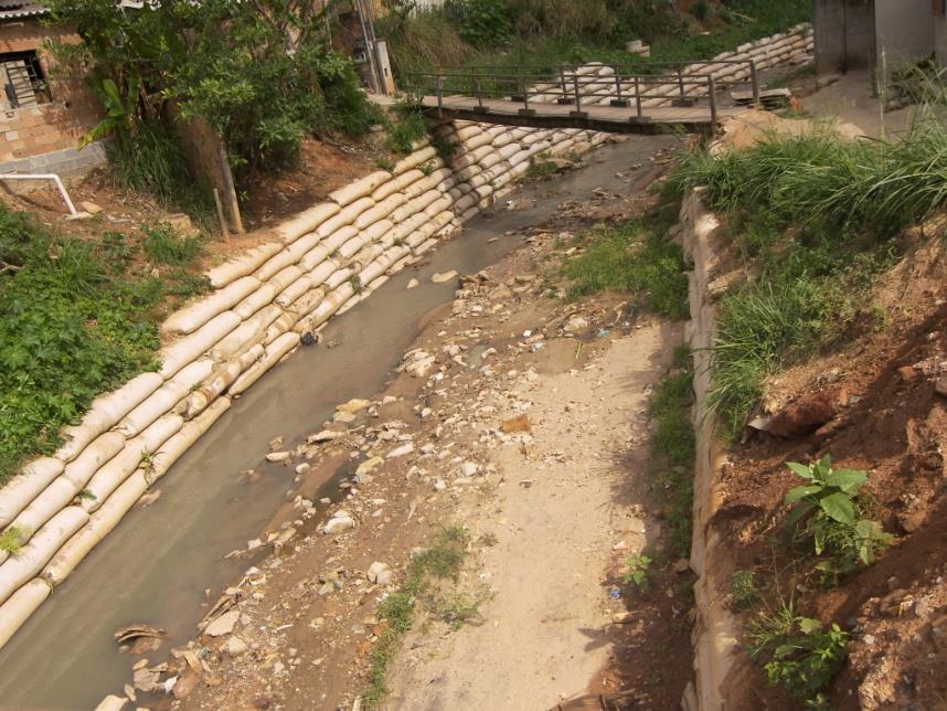 SANEAMENTO BÁSICO E EDUCAÇÃO AMBIENTAL Desenvolver projetos para tratamento e revitalização dos córregos Ponte Queimada e Cercadinho.