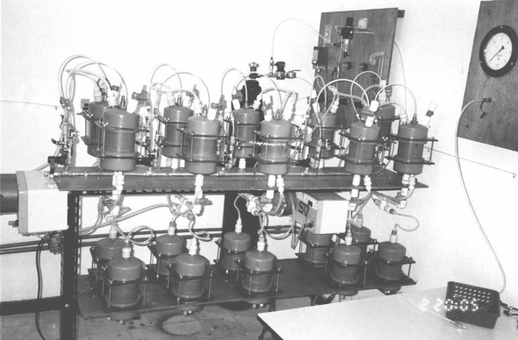 giratório de amostra, para obtenção de amostras representativas. Figura 3: Vista geral do equipamento construído para execução dos ensaios em colunas.