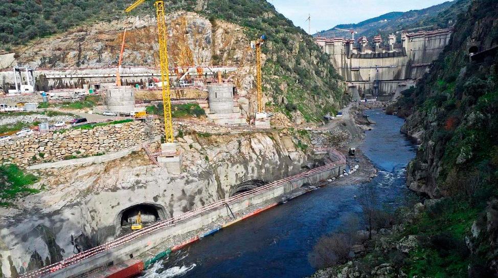 Relativamente ao Aproveitamento Hidroelétrico de Foz-Tua, este encontra-se em fase avançada da sua construção, estando já, em dezembro passado, o paredão da barragem praticamente concluído estando a