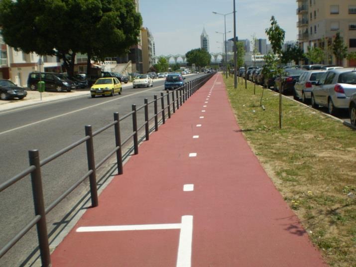 Figura 7 Exemplo de uma ciclovia em Lisboa. Neste caso existe uma ciclovia para os ciclistas, o que deixa a estrada apenas para os automobilistas, o que é mais seguro.