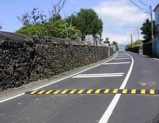 Muitas vezes as rotundas são implantadas em longas retas de modo a diminuir a velocidade dos carros.