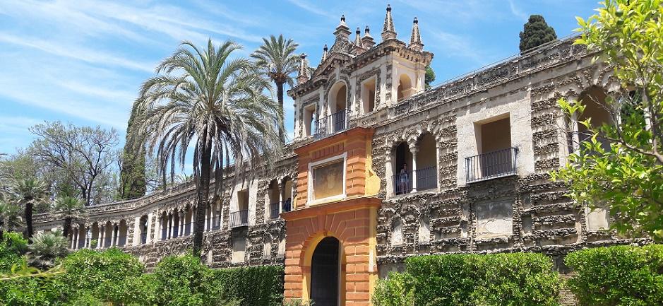1- Real Alcázar de Sevilha Para mim, o Alcázar de Sevilha (castelo ou palácio fortificado) foi o ponto alto da viagem porque é um lugar simplesmente magnífico.