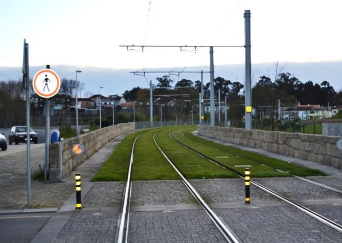 FCUP 107 aproveitamento, transplantando-as por exemplo para UO-Parques de Estacionamento e Jardins) e a introdução de herbáceas e subarbustos com o porte adequado