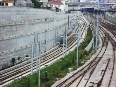 Espaço verde do terminal da linha E no Aeroporto Francisco