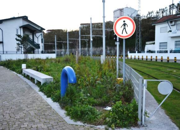 À esquerda e ao meio: vista sobre o parque de estacionamento e jardim da estação de Custió onde se