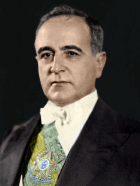 O Estado Getulista (1930 1945) Subindo ao poder em outubro de 1930, Getúlio Vargas permaneceu como chefe de um governo provisório, presidente eleito pelo voto indireto e ditador pelo espaço de 15