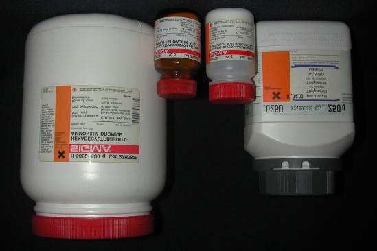 Material e método Figura 1. Embalagem dos fármacos utilizados para preparar as soluções quelantes experimentais.
