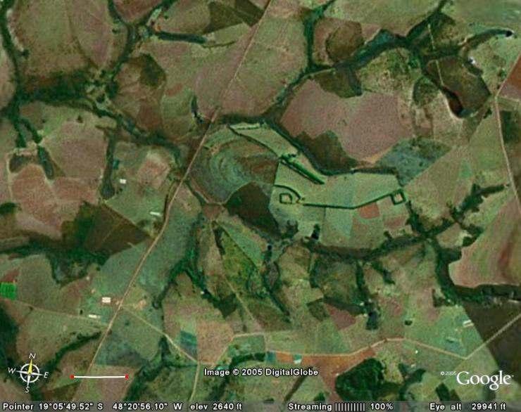 14 FIGURA 1. Vista geral da área da Estação Experimental Água Limpa, Uberlândia, MG.