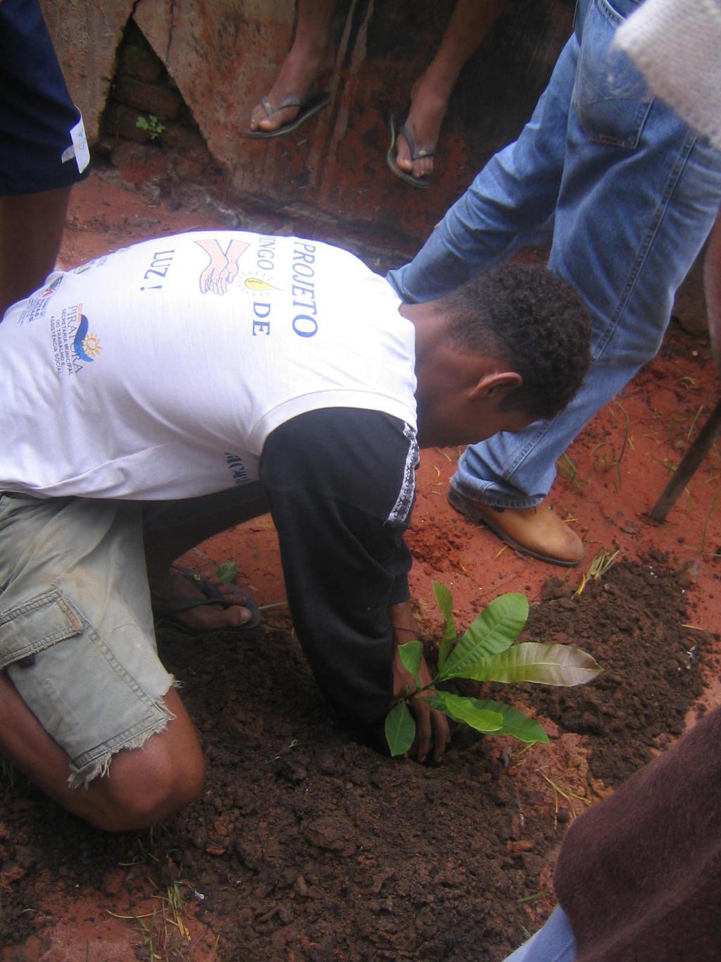 O trabalho do PPA com jovens e a Educação Ambiental Propor a elaboração, concepção e implementação de projetos coletivos a partir de demandas da juventude, com o objetivo de estimular um processo