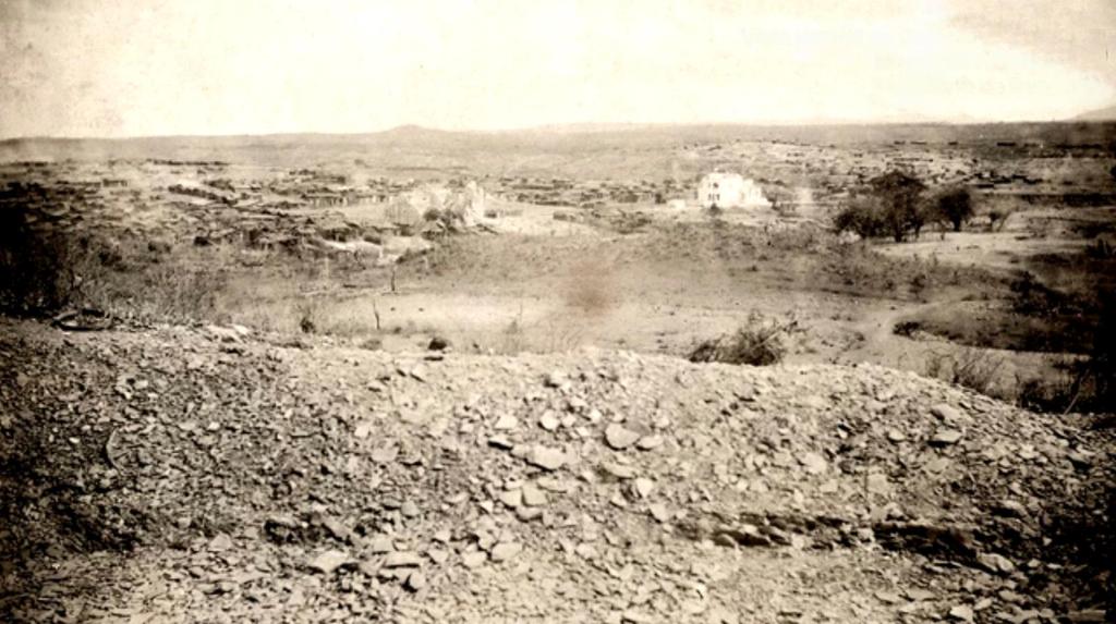 A TERRA "Ao sobrevir das chuvas, a terra, como vimos, transfigura-se em mutações fantásticas, contrastando com a desolação anterior. (...) E o sertão é um vale fértil.