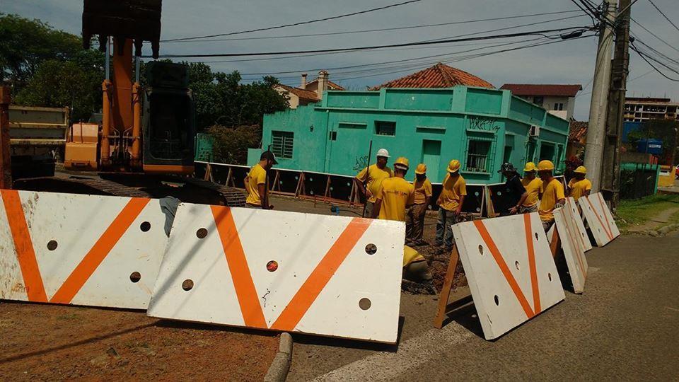 10 Fonte: Acervo próprio. 3.1.2 VALAS As valas profundas acima de 1,75 metros utilizam de escoramento metálico pesado com largura da ordem de 1,00 metro e a concha utilizada na escavadeira hidráulica é de 1,05 metros.