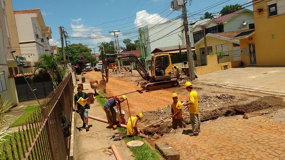 11 Anterioremente à abertura das valas, se faz a retirada do calçamento (geralmente paralelepípedo/pedra irregular ou asfalto) da rua com o uso de uma máquina de corte de esfalto ou a própria