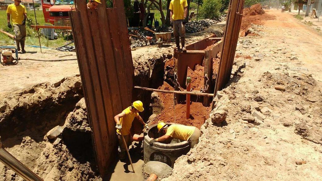 9 Na instalação dos poços de visita (PV s) é necessário a retirada do escoramento e a utilização de estacas pranchas cravadas no solo de fundação e estroncadas com madeira.