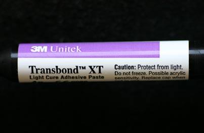 FIGURA 13: Transbond XT (3M Unitek) O bráquete foi colocado no centro da face vestibular do dente, respeitando uma distância fixa, da ponta da cúspide vestibular, de 4,0 mm.