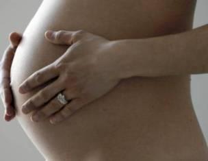 A exposição de gestantes à poluição do ar durante a gravidez influencia o desenvolvimento do feto.