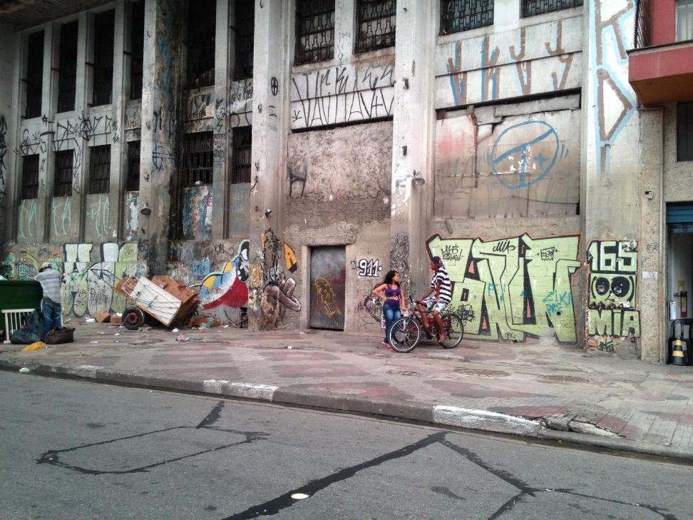 4 Foto 4: Rapaz conversa com jovem sentado em sua bicicleta em frente ao edifício nº 911 da Av.