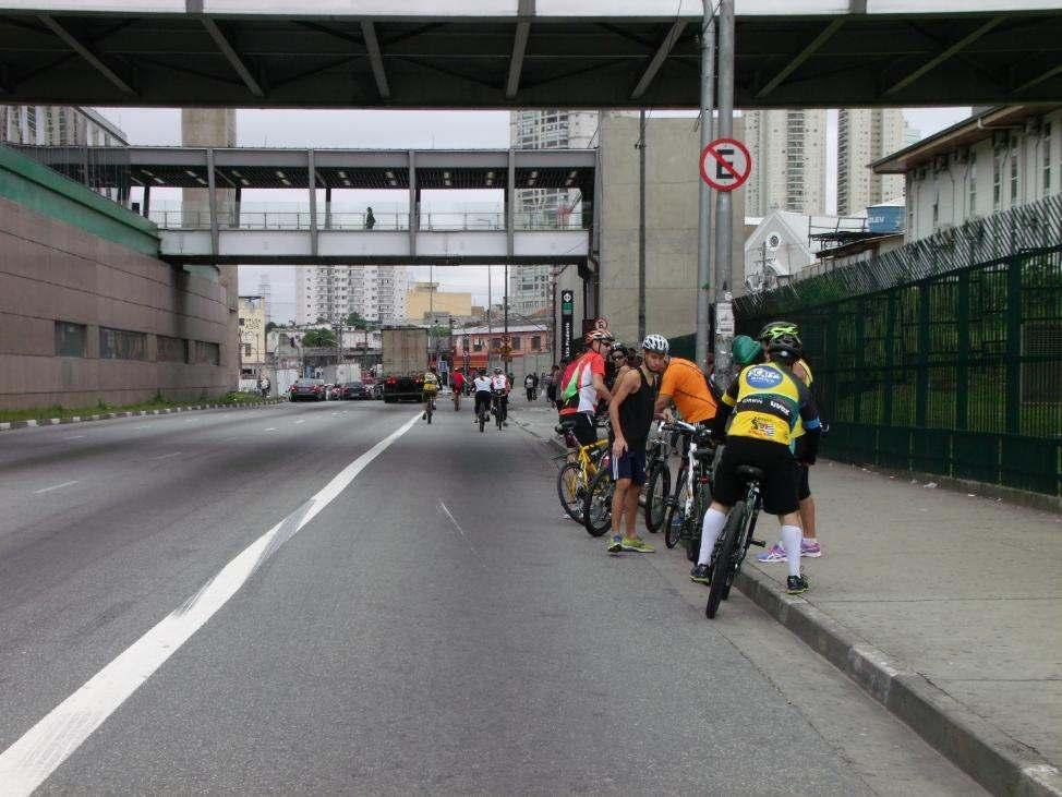 Foto 7: Grupo de ciclistas realiza pausa em uma manhã de sábado, durante trajeto próximo à estação