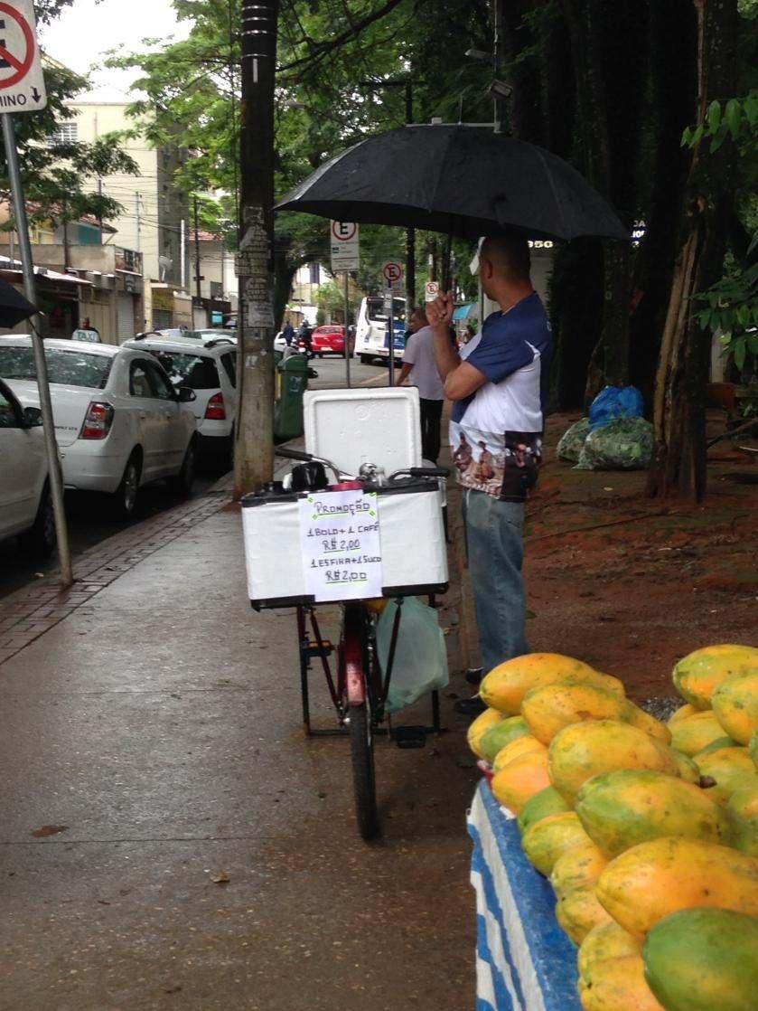 6 Foto 8: Vendedor utiliza bicicleta para expor seus produtos em região comercial da zona norte da cidade.