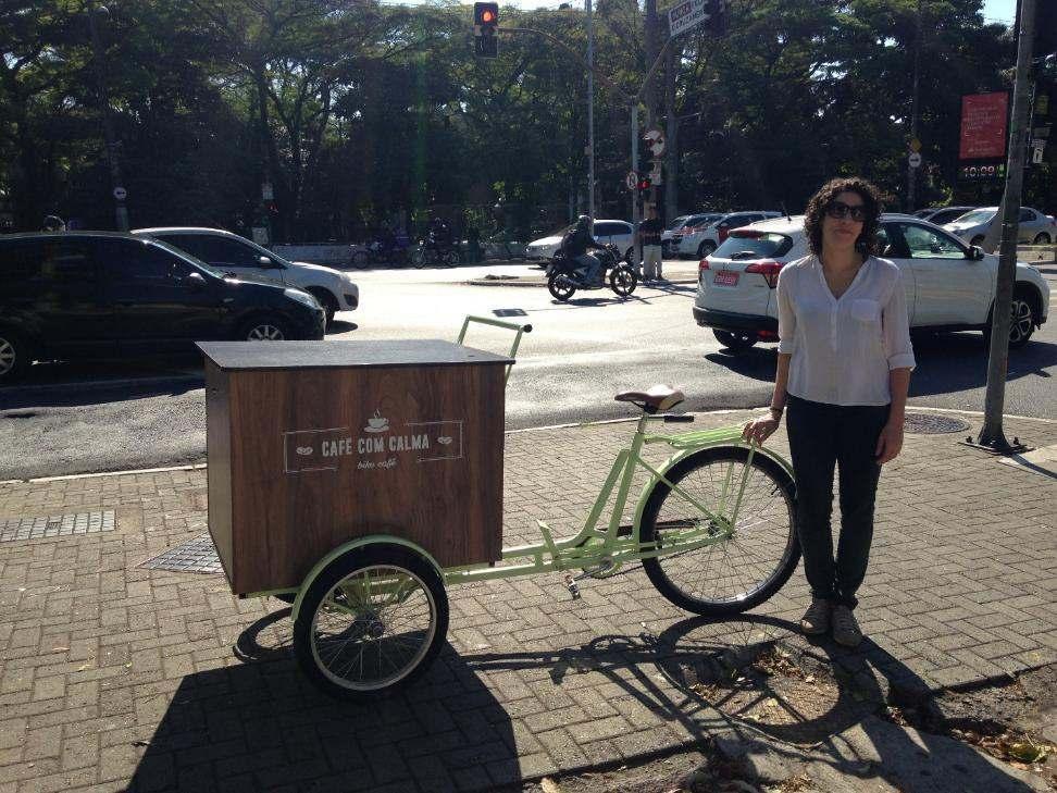 tanto do vendedor quanto de seus produtos. Foto 9: Juliana, barista, posa ao lado de sua bicicleta adaptada, o bike café Café com Calma.