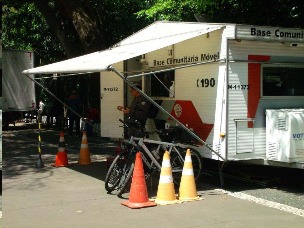 7 Foto 10: Alguns serviços públicos também adotaram a bicicleta no seu dia-a-dia, como agentes de trânsito e lixeiros.