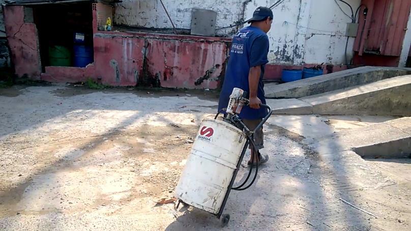 por +/- 100 metros, duas vezes ao dia Ao ligar a bomba pneumática, colabroador realiza leve