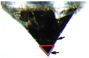 42 500 µm Diamante Área inicial sem desgaste a) b) 500 µm Diamante Linha de desgaste Área desgastada Figura 26.