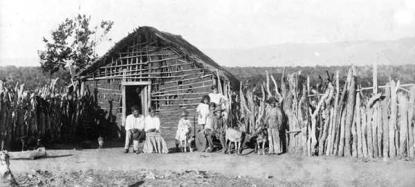 HABITANTES de moradia típica das regiões