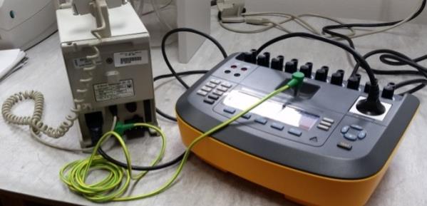 Os testes de segurança elétrica são realizados com recurso a um analisador de segurança elétrica (Figura 21). Figura 21 - Testes de segurança elétrica utilizando um instrumento de referência.