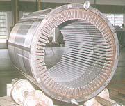 Núcleo de chapas - as chapas são de aço magnético, tratadas termicamente para reduzir ao mínimo as perdas no ferro. Fig. 66 Núcleo de chapas Fonte: www.weg.