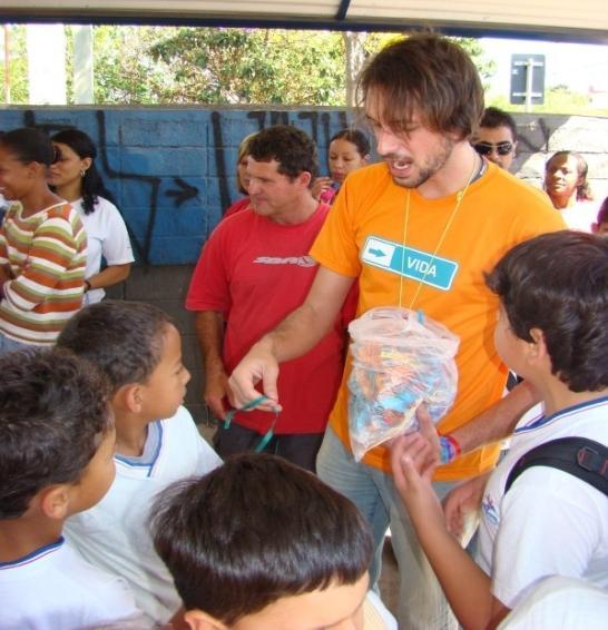 de circulação no entorno da escola. 2008: 10.000 panfletos e 20.000 marcadores de página 5.