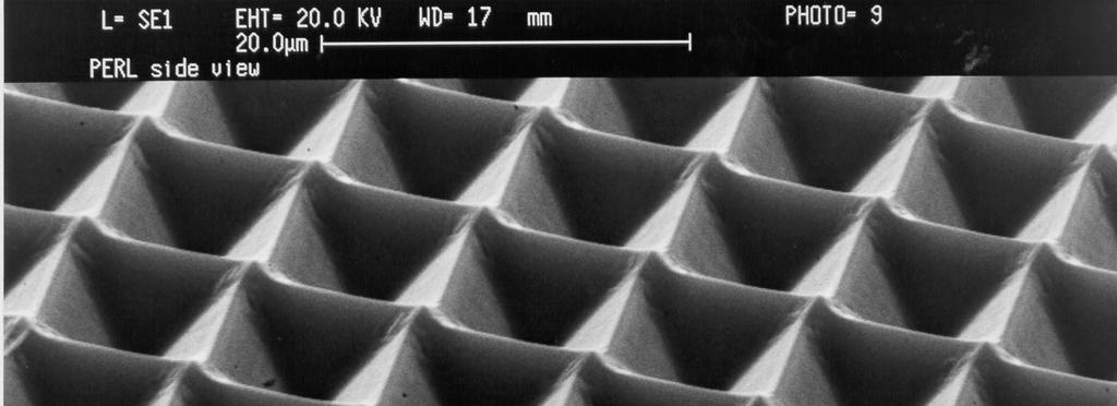 32 ampliada de uma célula de silício de alta eficiência onde se pode observar a textura do tipo pirâmide invertida.