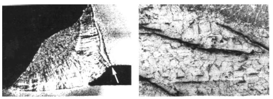 FISSURAÇÃO PELO HIDROGÊNIO ou A FRIO A fissuração pelo hidrogênio é causada quando ocorrem simultaneamente 3 fatores: (a) Presença de hidrogênio na região da solda; (b) Formação de microestrutura de