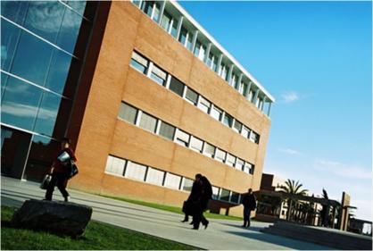 UNIVERSIDADES UNIVERSIDADE DE AVEIRO A Universidade de Aveiro (UA), criada em 1973, é uma instituição pública de direito privado que tem como missão a intervenção e desenvolvimento da formação