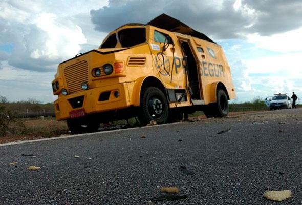 Grupo explode carro-forte no Sudoeste Baiano No sinistro, a blindagem do carro-forte foi perfurada por tiros de fuzil AK-47.