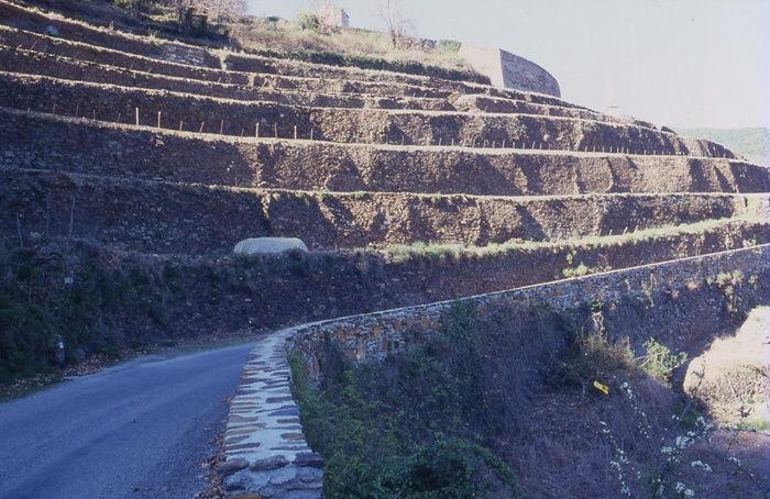 11. Escalonamento de Taludes Tem como objetivo evitar que as águas precipitadas