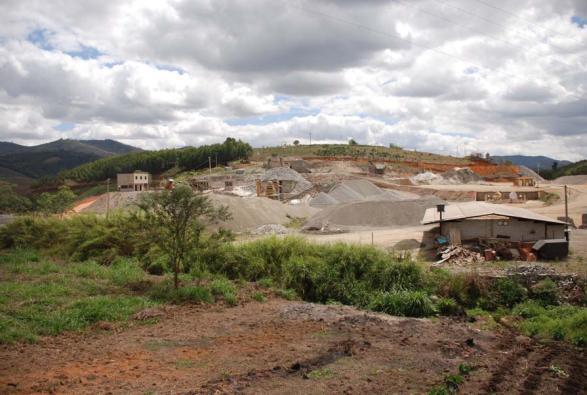 Folha: 5/18 Foto 1 - Vista geral da área de beneficiamento e pátio de produtos. Foto 2 - Vista de detalhe da Unidade de Tratamento de Mi