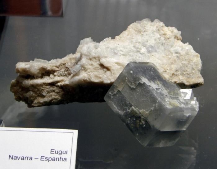 Dolomite Composição química: a dolomite é um carbonato, mas de cálcio e magnésio CaMg(CO 3 ) 2. O termo também é usado para descrever a rocha sedimentar que a contém.