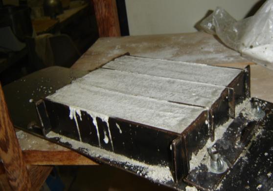 9 mostra o modelo de molde utilizado nestes ensaios, apresentando um moldado com argamassa com resíduo de mármore. Figura 3.9 - Moldes prismáticos utilizados.