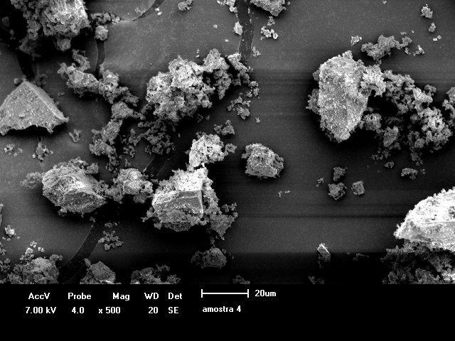 59 A partir do espectro de difratometria de raios-x apresentado nas Figuras 4.4 e 4.5, observa-se a presença de picos bem definidos de minerais. Analisando a Figura 4.