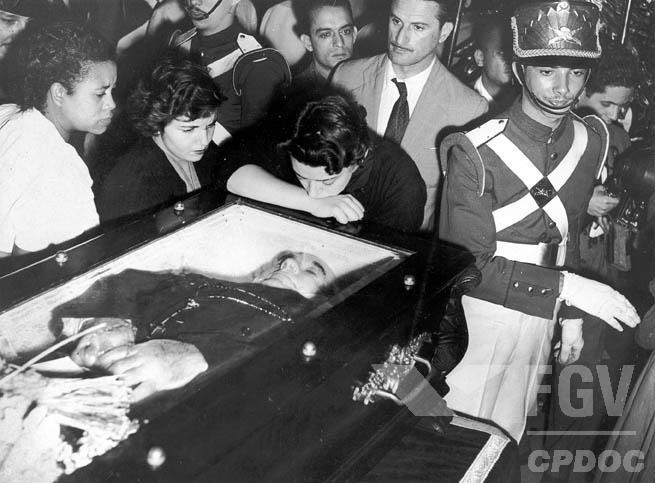 GOV. VARGAS (1951 1954) Crise do governo Vargas 24/08/1954: suicídio de